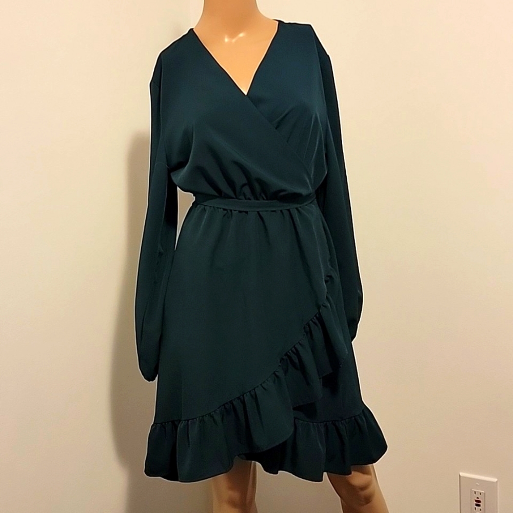 NWOT Ruffled trim Wrap dress 👗 😍